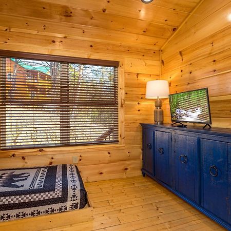 5Bd5B Escape Cabin With 2 Hottubs, Thtr &Game Rm,1Mi To The Parkway! 4Mi To Dollywood - Spring Deal Pigeon Forge Εξωτερικό φωτογραφία