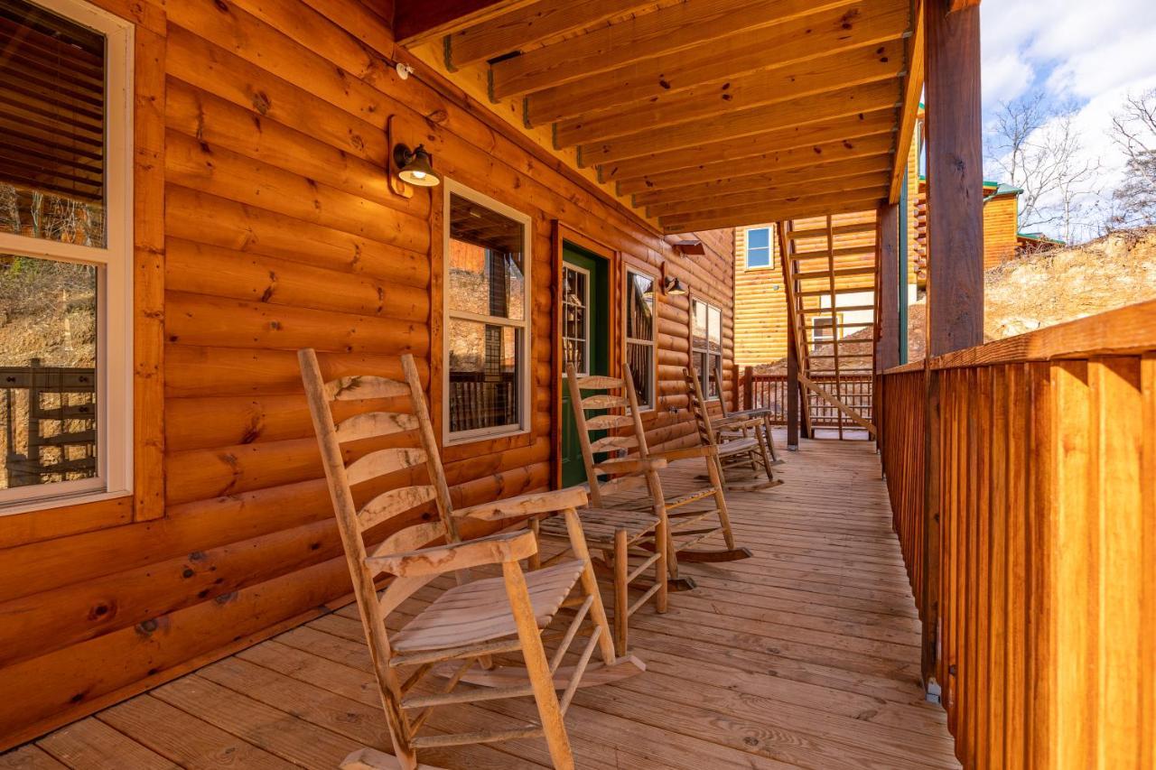 5Bd5B Escape Cabin With 2 Hottubs, Thtr &Game Rm,1Mi To The Parkway! 4Mi To Dollywood - Spring Deal Pigeon Forge Εξωτερικό φωτογραφία